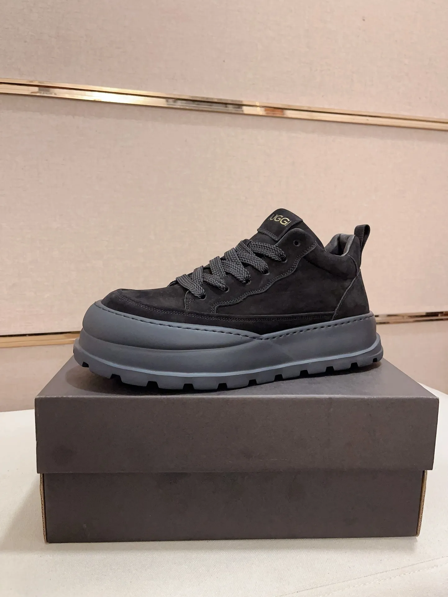 Factory price: 800💰North American men's shoes Ugg ☃️In the special sale of new high-quality men's shoes snow boots in autumn and winter, the nemesis of extreme cold weather! Made of cowhide leather, merino wool lining, and original outsole, whether driving, outdoor or daily wear, there is always one that suits you! Code number 39-44